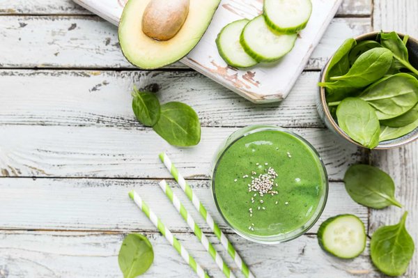 Comment préparer un smoothie vert aux épinards, avocat et kiwi pour un boost matinal ?