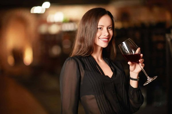 Comment créer un espace de dégustation de spiritueux dans un bar urbain?